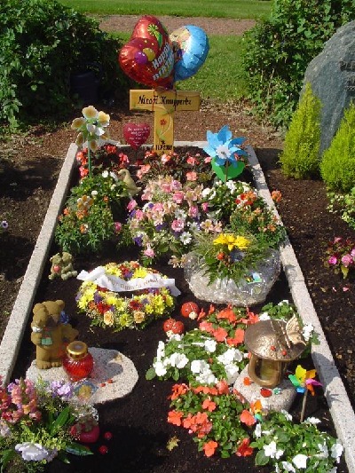 Das ist Nico's Grab am 11Juli 2004 Es w hre sein 4 Geburtstag gewesen
